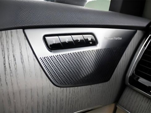 New 2025 Volvo XC90 T8 Plus w/ Protection Package Premier image 23