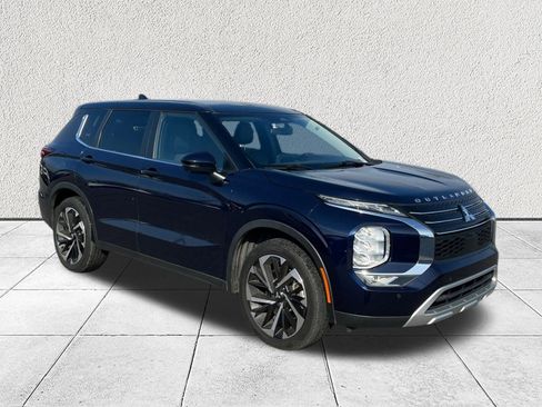 Used 2023 Mitsubishi Outlander SE image 1