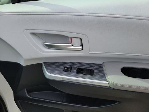 Certified 2025 Toyota Sienna XLE FWD image 29