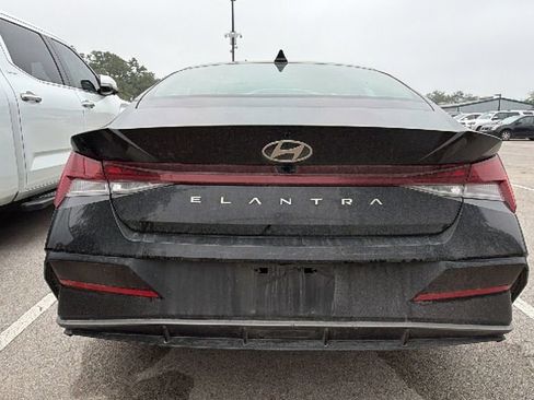 Used 2024 Hyundai Elantra SEL w/ Convenience Package FWD image 9