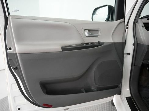 Used 2018 Toyota Sienna LE w/ Carpet Mat Package image 39