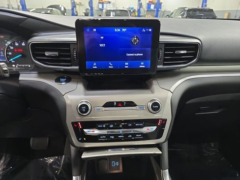 Used 2022 Ford Explorer XLT w/ Equipment Group 202A AWD/4WD image 23