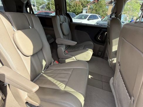 Used 2016 Chrysler Town & Country Touring w/ Driver Convenience Group image 23