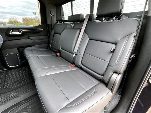 New 2026 GMC Sierra 1500 SLT image 18