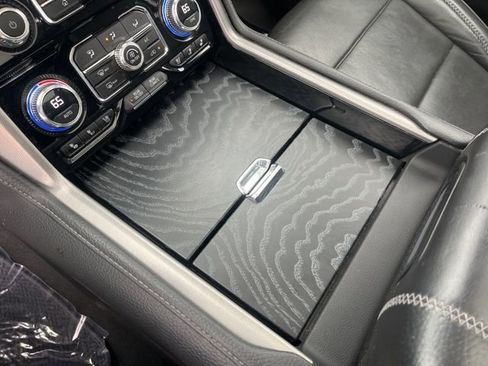 Used 2023 GMC Yukon XL Denali image 30