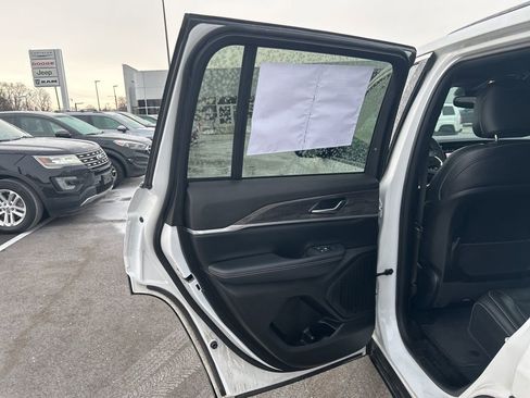 Used 2024 Jeep Grand Cherokee Limited image 15