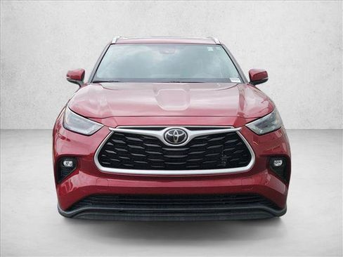 Used 2022 Toyota Highlander XLE FWD image 2