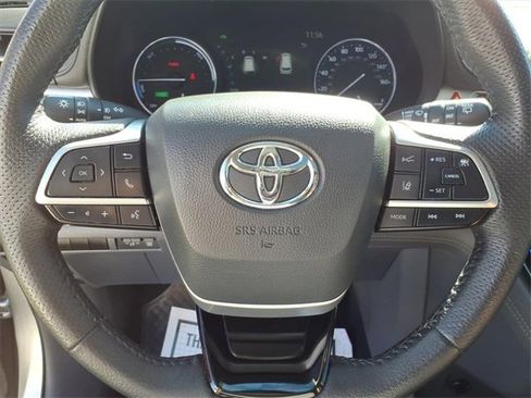 Used 2022 Toyota Sienna Limited image 11