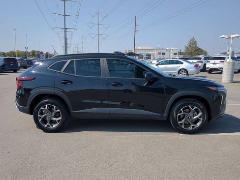 Used 2024 Chevrolet Trax LT w/ Driver Confidence Package FWD image 2