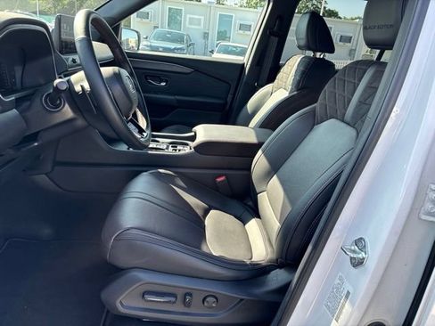 Used 2026 Honda Pilot Black Edition image 4