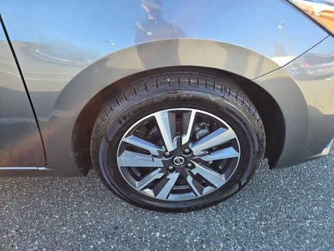 Used 2021 Nissan Versa SV image 9