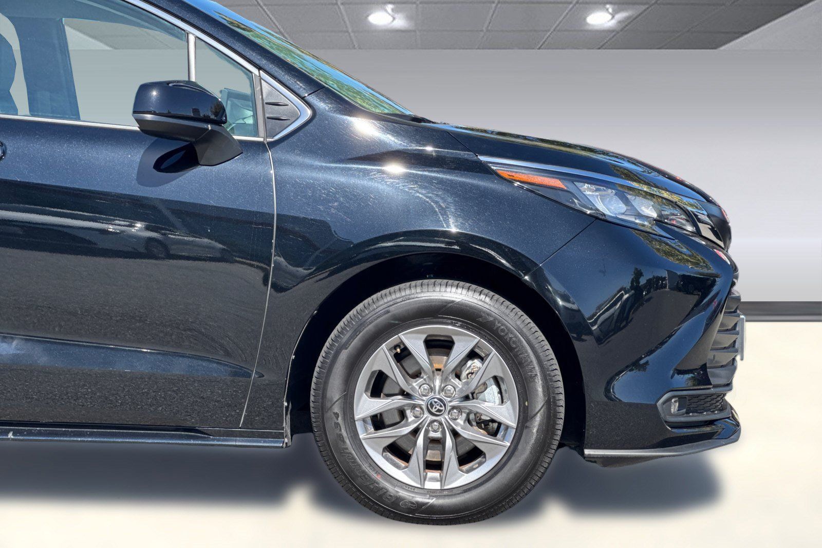 Used 2026 Toyota Sienna XLE FWD image 35