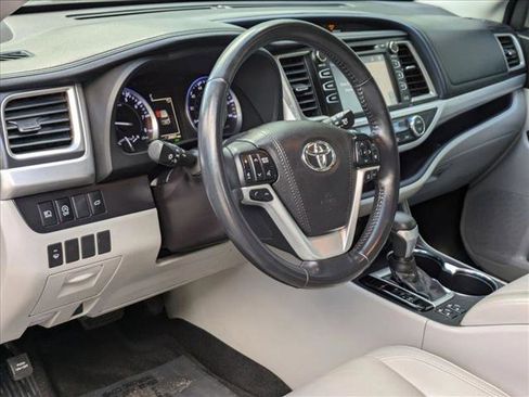 Used 2018 Toyota Highlander XLE image 10