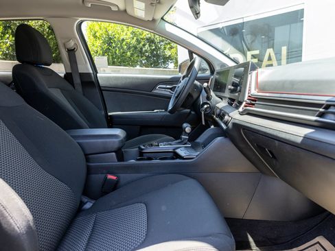 Used 2025 Kia Sportage LX FWD image 27