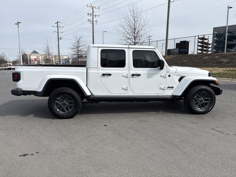Certified 2025 Jeep Gladiator Sport image 11
