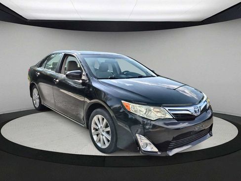 Used 2014 Toyota Camry XLE w/ Convenience Package FWD image 2