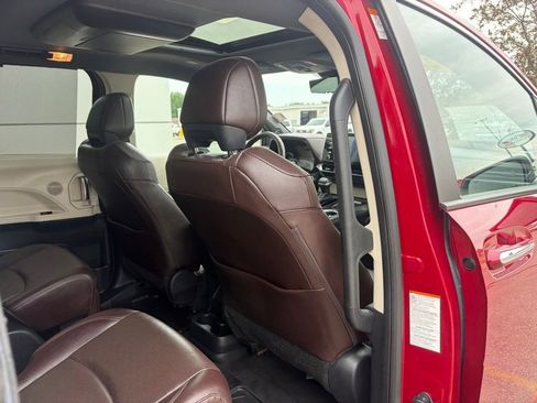 Used 2022 Toyota Sienna Platinum AWD/4WD image 23