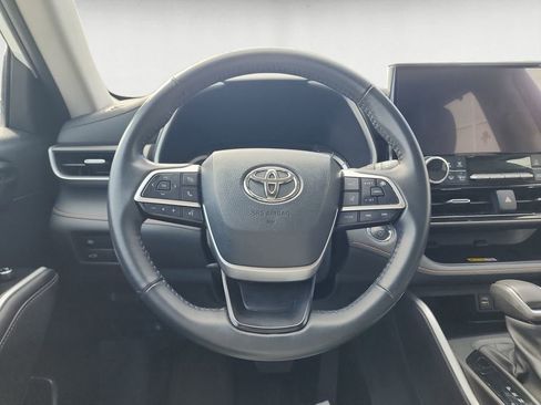 Used 2023 Toyota Highlander Bronze Edition AWD/4WD image 12