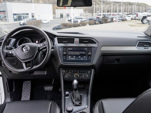 Used 2021 Volkswagen Tiguan SE w/ Panoramic Sunroof Package image 32