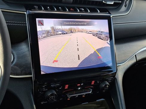 Used 2023 Jeep Grand Cherokee Limited image 27