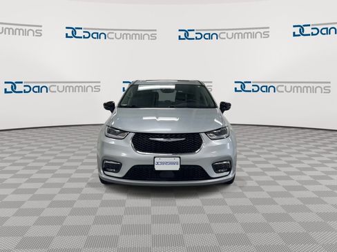 Used 2024 Chrysler Pacifica Limited FWD image 3