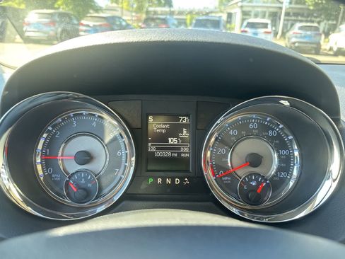 Used 2015 Chrysler Town & Country Touring FWD image 13