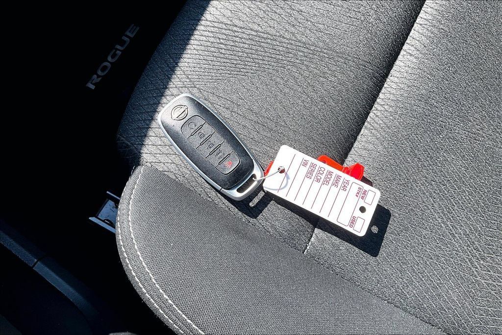Used 2025 Nissan Rogue SV FWD image 33
