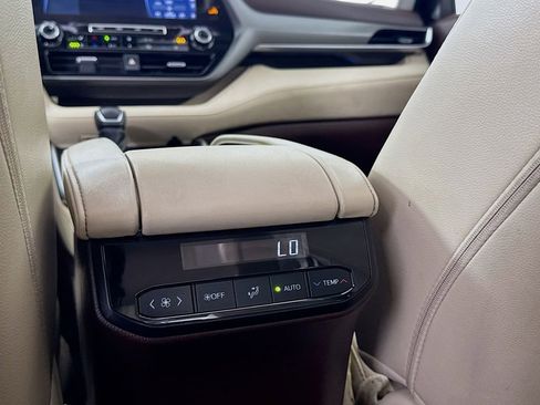 Used 2022 Toyota Highlander Limited FWD image 31