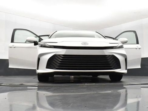 Used 2025 Toyota Camry LE image 11