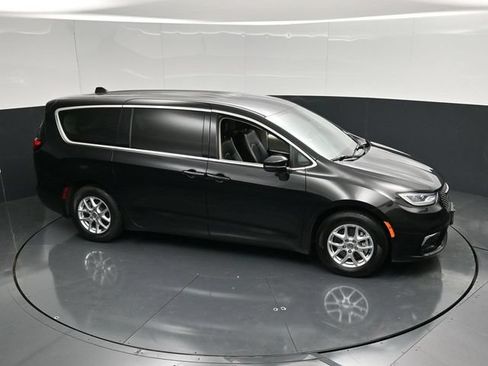 Certified 2023 Chrysler Pacifica Touring-L FWD image 49