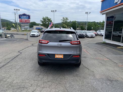 Used 2018 Jeep Cherokee Latitude Plus w/ Cold Weather Group AWD/4WD image 5