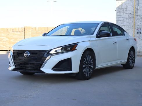 Used 2025 Nissan Altima 2.5 SV FWD image 2