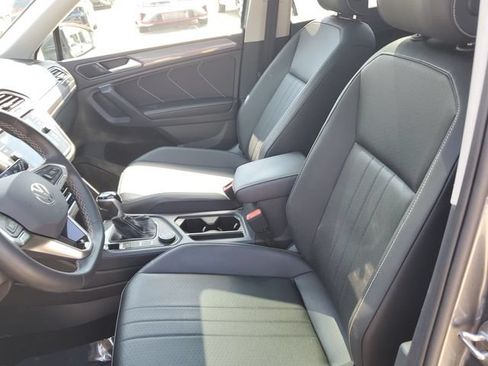 Used 2023 Volkswagen Tiguan SE w/ Panoramic Sunroof Package AWD/4WD image 18