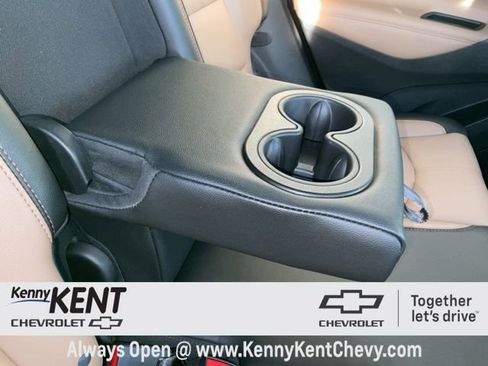 Used 2023 Chevrolet Equinox Premier image 12