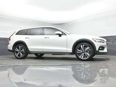 New 2026 Volvo V60 B5 Cross Country Plus w/ Climate Package AWD/4WD image 36