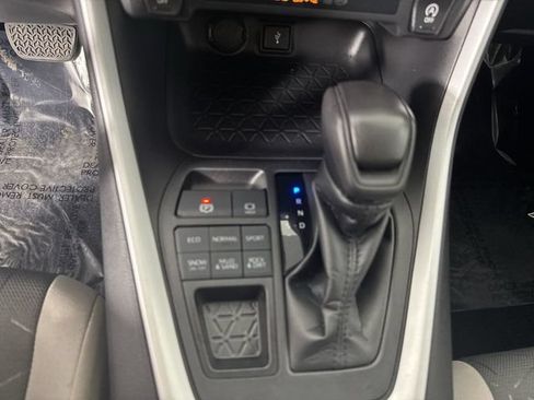 Used 2021 Toyota RAV4 XLE AWD/4WD image 17
