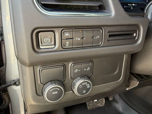 Used 2022 Chevrolet Suburban LT RWD image 13