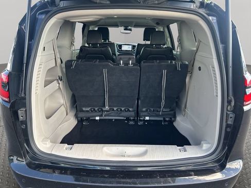Used 2023 Chrysler Pacifica Touring-L FWD image 26