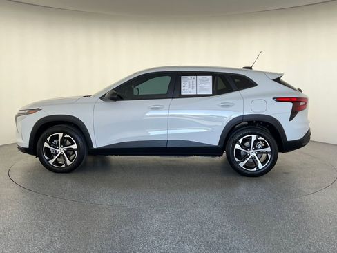 Used 2024 Chevrolet Trax RS w/ Sunroof Package FWD image 7