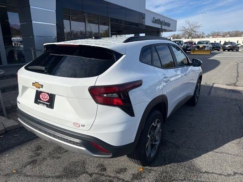 Used 2024 Chevrolet Trax LT image 9