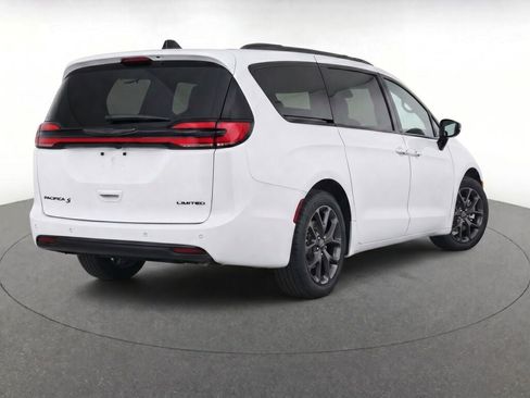 Used 2025 Chrysler Pacifica Limited FWD image 4