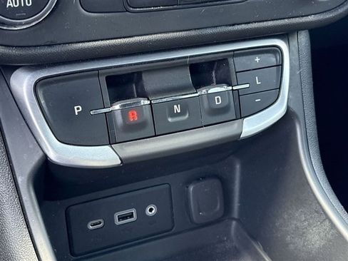 Used 2024 GMC Terrain SLE w/ Driver Convenience Package FWD image 15
