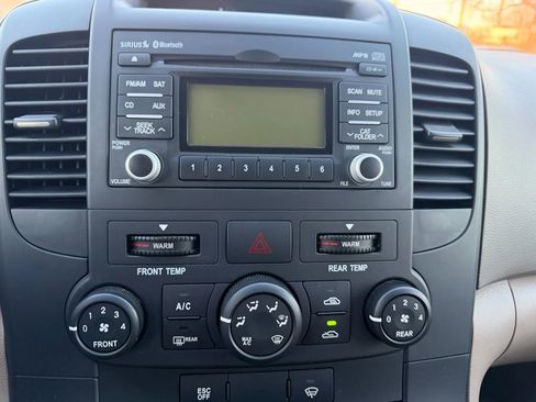 Used 2012 Kia Sedona LX image 20