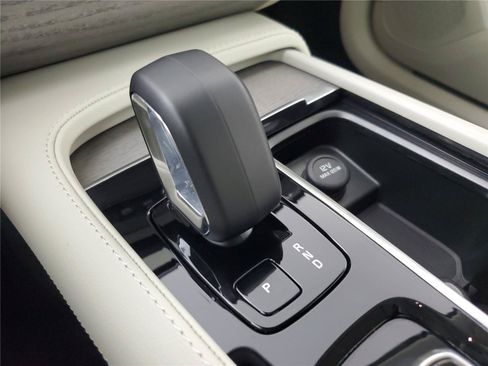 Certified 2025 Volvo XC90 B6 Plus AWD/4WD image 32