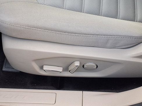 Used 2018 Ford Fusion SE w/ Fusion SE Technology Package image 4