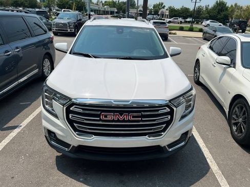 Used 2023 GMC Terrain SLT FWD image 2