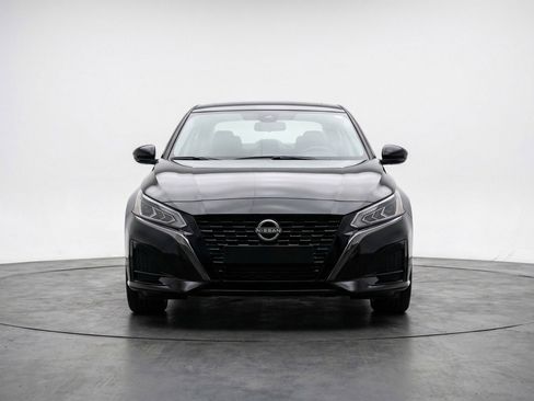 Used 2025 Nissan Altima 2.5 SV FWD image 2