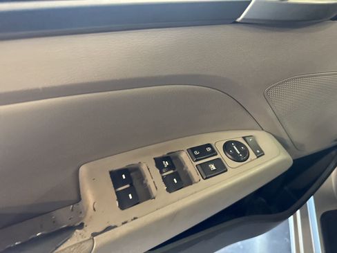 Used 2020 Hyundai Elantra Limited image 18