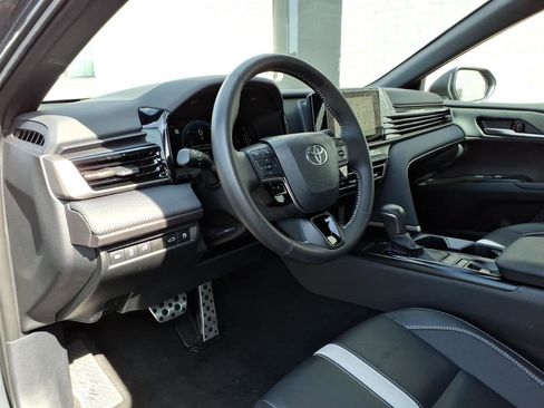 Used 2025 Toyota Camry SE image 5