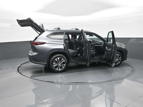 Used 2024 Toyota Highlander XLE image 35